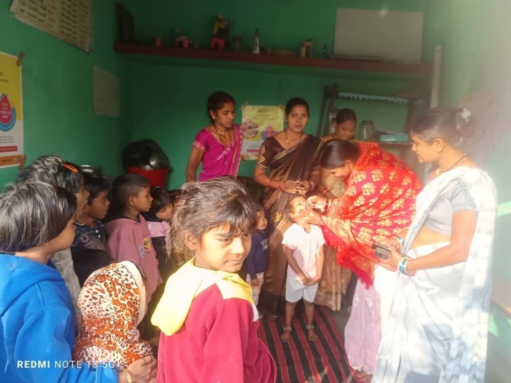 रायपुर | चौपाल न्यूज इनछत्तीसगढ़ प्रदेश में आज पल्स पोलियो अभियान के अंतर्गत 0 से 5 वर्ष तक के बच्चों को “दो बूंद ज़िंदगी की” खुराक पिलाई गई। इस महाअभियान का उद्देश्य प्रदेश को पोलियो मुक्त बनाए रखना और बच्चों के उज्ज्वल भविष्य को सुरक्षित करना है।नगर पालिका निगम बिरगांव के अंतर्गत आने वाले सभी नगरों व वार्डों में अभियान को सफल बनाने के लिए आंगनबाड़ी कार्यकर्ताओं, स्वास्थ्य विभाग की टीमों एवं जनप्रतिनिधियों ने सक्रिय सहभागिता निभाई।जनप्रतिनिधियों की सहभागिता रही उल्लेखनीयबिरगांव नगर पालिका निगम के सभापति श्री कृपा निषाद जी, भाजपा मंडल अध्यक्ष श्री भागीरथी यादव जी, सामाजिक कार्यकर्ता एवं कांग्रेस नेतृ श्रीमती पूजा जांगड़े जी ने अपने गृह ग्राम अछोली में स्वयं उपस्थित होकर बच्चों को पोलियो की खुराक पिलाई और अभिभावकों को जागरूक किया।वहीं बिरगांव वार्ड में पार्षद डॉ. संतोष साहू जी ने अपने क्षेत्र में अभियान का नेतृत्व किया। इस दौरान छाया पार्षद श्री रोशन यादव जी,ғын, पूर्व पार्षद श्री मुकेश तिवारी जी तथा प्रतिनिधि श्री नज़र भी उपस्थित रहे। सभी ने वार्डवासियों से अपील की कि कोई भी बच्चा पोलियो की खुराक से वंचित न रहे।आंगनबाड़ी व स्वास्थ्य कर्मियों की अहम भूमिकाअभियान के दौरान आंगनबाड़ी कार्यकर्ताओं और स्वास्थ्य विभाग के कर्मचारियों ने घर-घर जाकर बच्चों को दवा पिलाई और अभिभावकों को पोलियो उन्मूलन के महत्व की जानकारी दी।जनजागरूकता का संदेशजनप्रतिनिधियों ने कहा कि पल्स पोलियो अभियान केवल एक सरकारी कार्यक्रम नहीं, बल्कि सामाजिक जिम्मेदारी है। सभी नागरिकों के सहयोग से ही हम अपने बच्चों को गंभीर बीमारी से सुरक्षित रख सकते हैं।