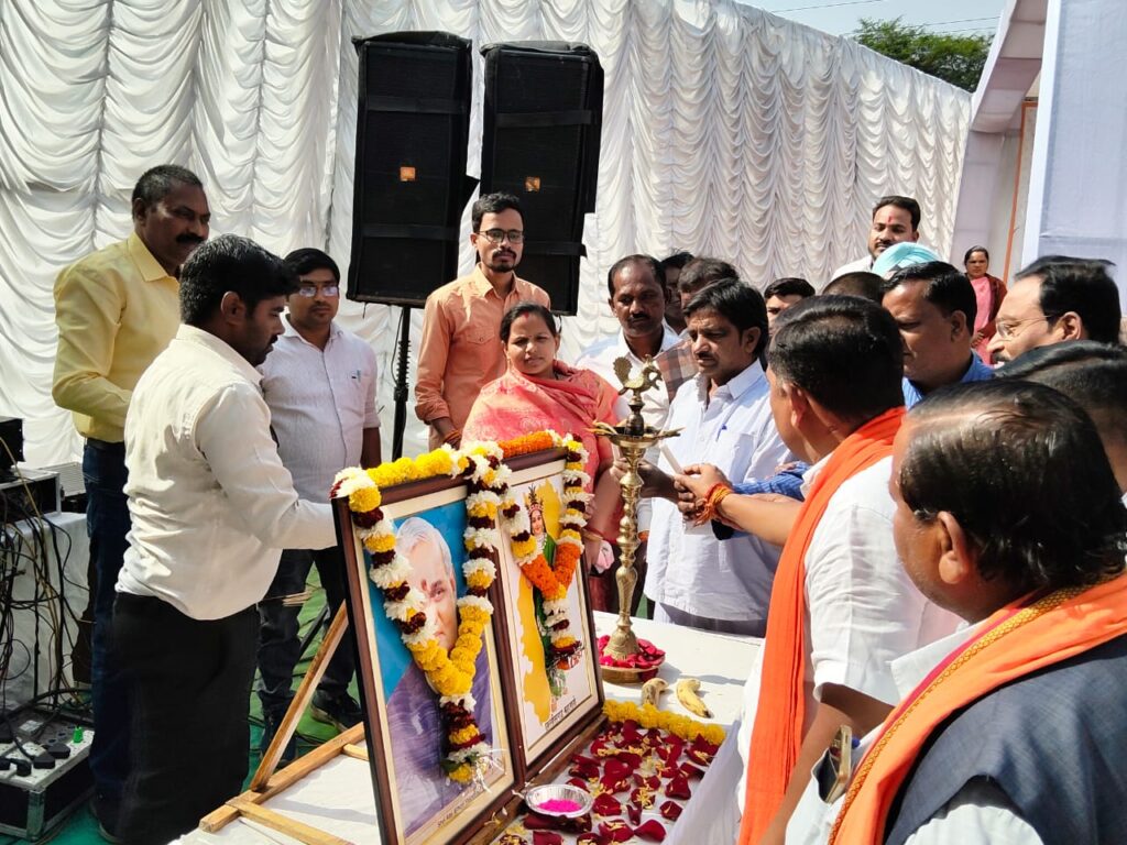 छत्तीसगढ़ में 115 स्थानों पर अटल को नमन बिरगांव में अटल बिहारी वाजपेयी जी की प्रतिमा का भव्य अनावरण, पक्ष–विपक्ष एक मंच पर—“अटल सबके हैं”