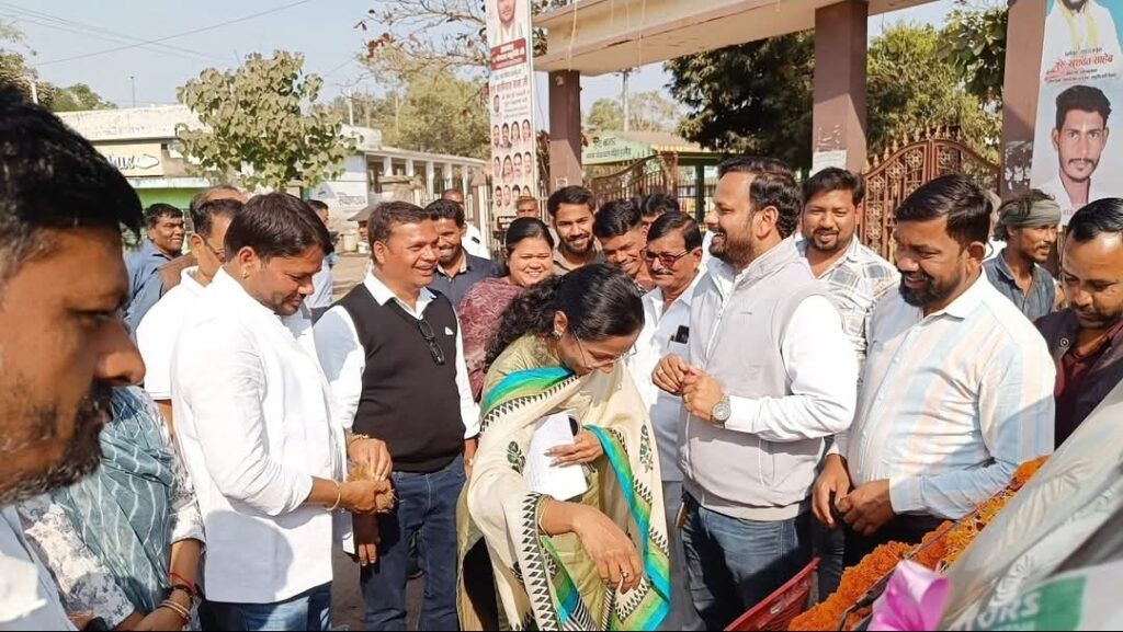 चौपाल न्यूज इन | रायपुर (मंदिर हसौद)अटल जी की प्रतिमा का अनावरण, विकास कार्यों को मिली नई रफ्तार नगर पालिका परिषद मंदिर हसौद में 3 मिनी टिपर का शुभारंभ, नए कार्यालय का भूमिपूजन