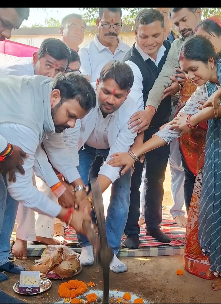चौपाल न्यूज इन | रायपुर (मंदिर हसौद)अटल जी की प्रतिमा का अनावरण, विकास कार्यों को मिली नई रफ्तार नगर पालिका परिषद मंदिर हसौद में 3 मिनी टिपर का शुभारंभ, नए कार्यालय का भूमिपूजन