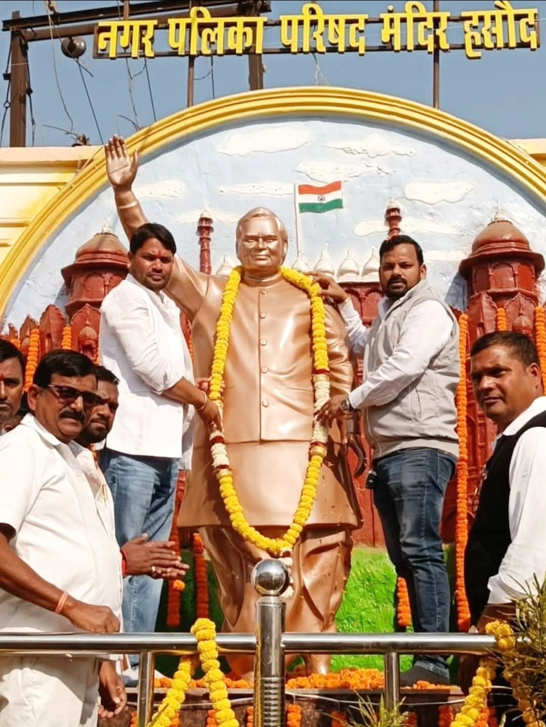 चौपाल न्यूज इन | रायपुर (मंदिर हसौद)अटल जी की प्रतिमा का अनावरण, विकास कार्यों को मिली नई रफ्तार नगर पालिका परिषद मंदिर हसौद में 3 मिनी टिपर का शुभारंभ, नए कार्यालय का भूमिपूजन