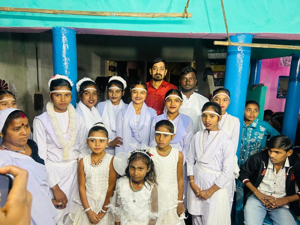 गुरु घासीदास बाबा जी की जयंती पर ग्राम-ग्राम में उमड़ा श्रद्धा और भक्ति का सैलाबआरंग क्षेत्र में सामाजिक समरसता और सतनाम संदेश के साथ हुआ आयोजन