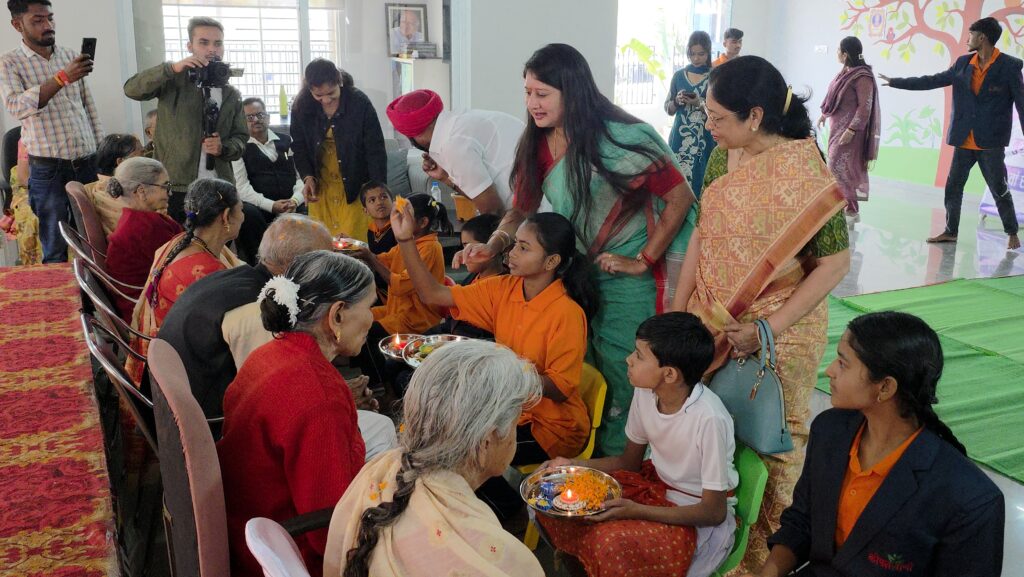 बुजुर्गों के आशीर्वाद और बच्चों की मुस्कान से सजा संस्कारों का उत्सवकोपलवाणी सेमरिया में बुजुर्गों की चौपाल का 10वां स्थापना दिवस गरिमामय रूप से संपन्न