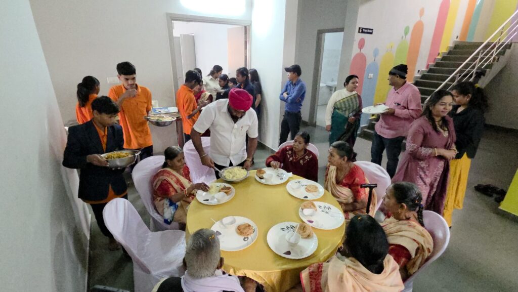 बुजुर्गों के आशीर्वाद और बच्चों की मुस्कान से सजा संस्कारों का उत्सवकोपलवाणी सेमरिया में बुजुर्गों की चौपाल का 10वां स्थापना दिवस गरिमामय रूप से संपन्न