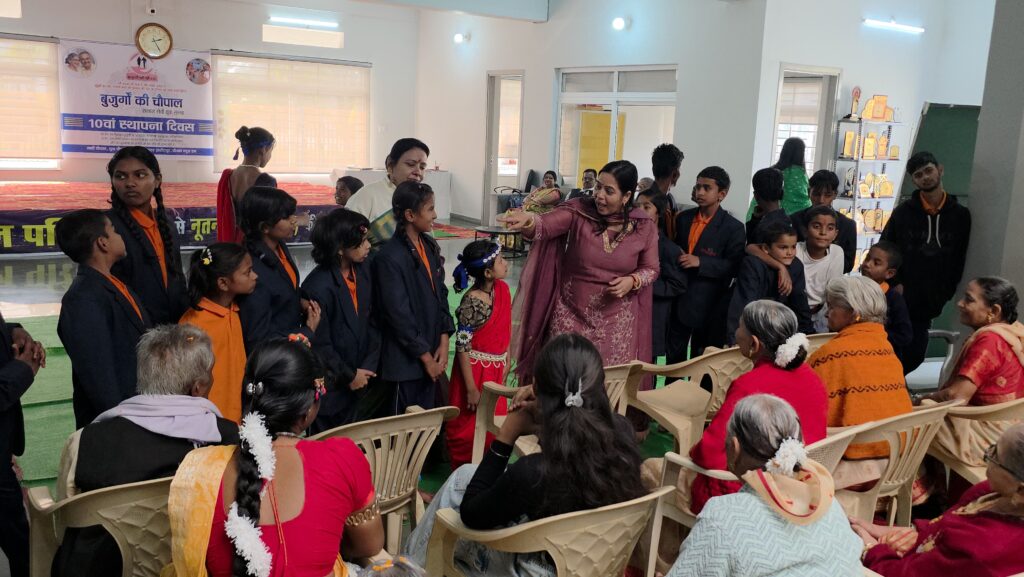बुजुर्गों के आशीर्वाद और बच्चों की मुस्कान से सजा संस्कारों का उत्सवकोपलवाणी सेमरिया में बुजुर्गों की चौपाल का 10वां स्थापना दिवस गरिमामय रूप से संपन्न