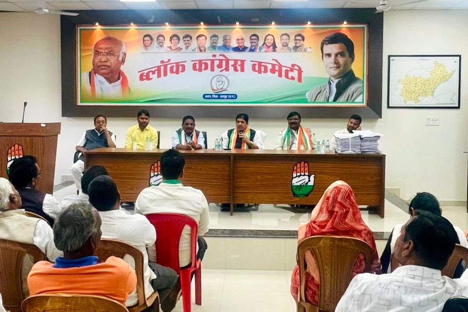 आरंग कांग्रेस की मासिक बैठक सम्पन्न, SIR को लेकर बीएलए को दिए गए दिशा-निर्देशराजीव भवन आरंग में हुई बैठक, पूर्व मंत्री डॉ. शिवकुमार डहरिया व जिला अध्यक्ष पप्पू बंजारे रहे मौजूद