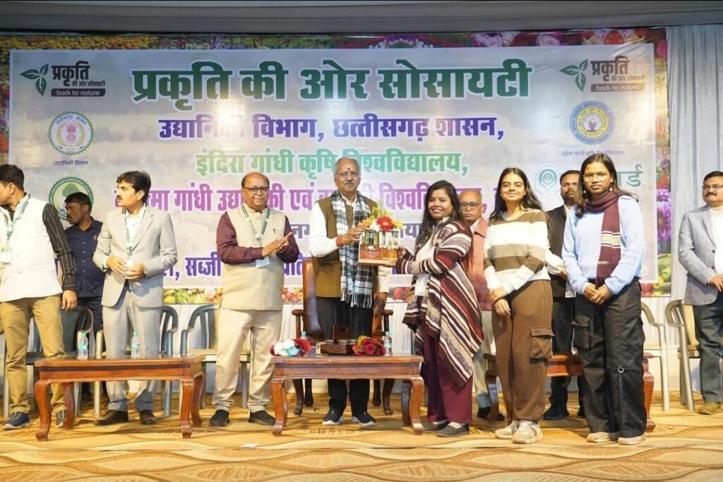 गांधी उद्यान में “प्रकृति की ओर” सोसायटी का भव्य आयोजन