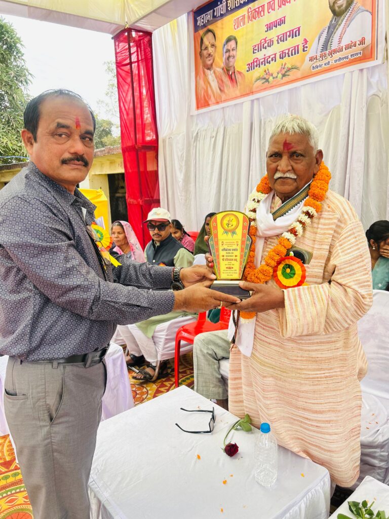 रीवा (लखौली) में शासकीय महात्मा गांधी स्कूल का वार्षिक उत्सव बना यादगार, विद्यार्थियों की प्रस्तुति ने मोहा मन