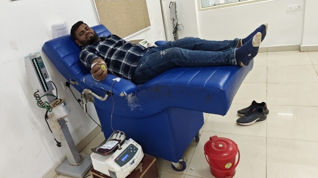मानवता की मिसाल: सतनाम सेना के संरक्षक गोपी मार्कण्डेय ने RIMS अस्पताल में किया रक्तदान