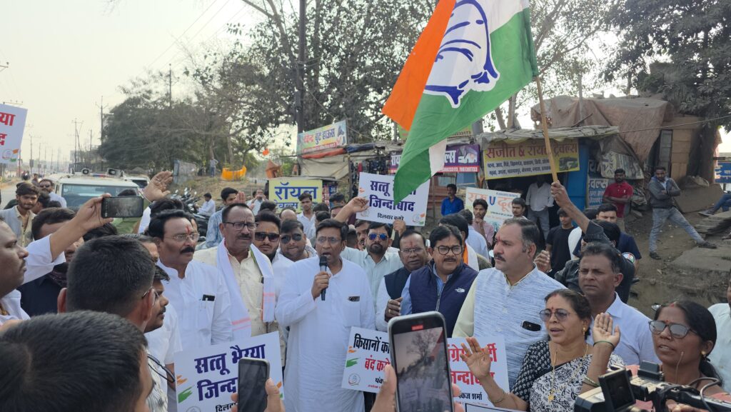 मनरेगा बचाओ संग्राम: बिरगांव में कांग्रेस का एकदिवसीय सांकेतिक धरना व चक्काजाम