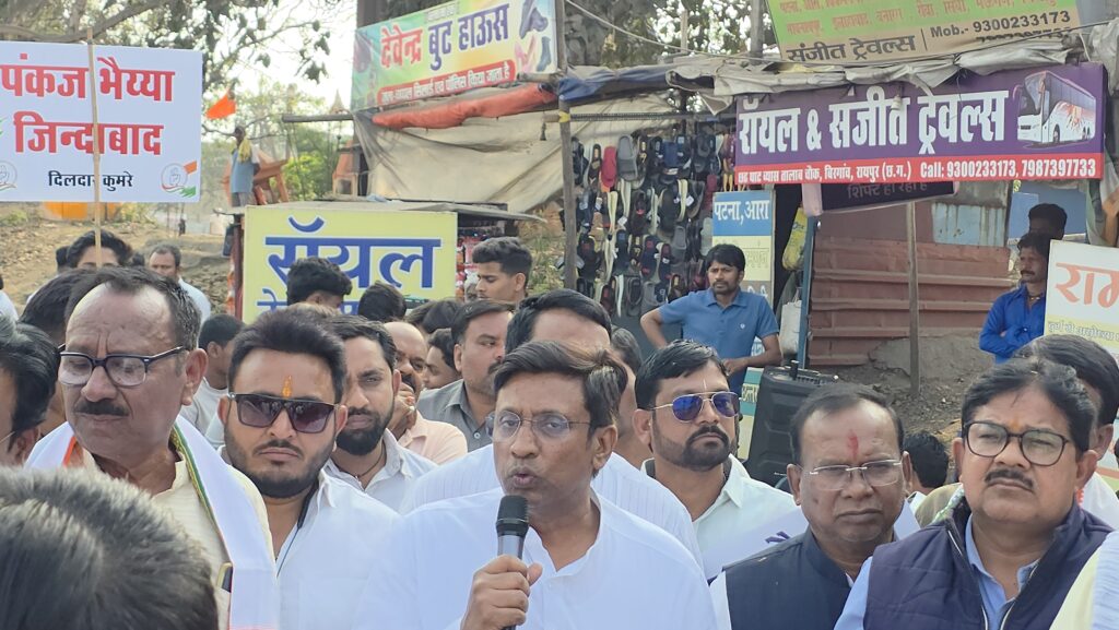 मनरेगा बचाओ संग्राम: बिरगांव में कांग्रेस का एकदिवसीय सांकेतिक धरना व चक्काजाम