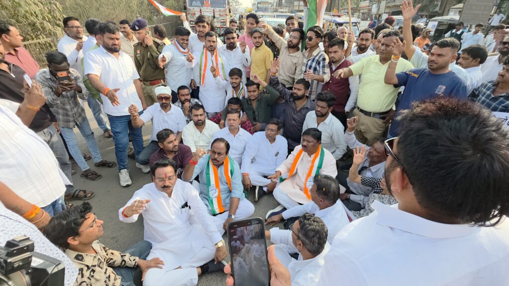 मनरेगा बचाओ संग्राम: बिरगांव में कांग्रेस का एकदिवसीय सांकेतिक धरना व चक्काजाम