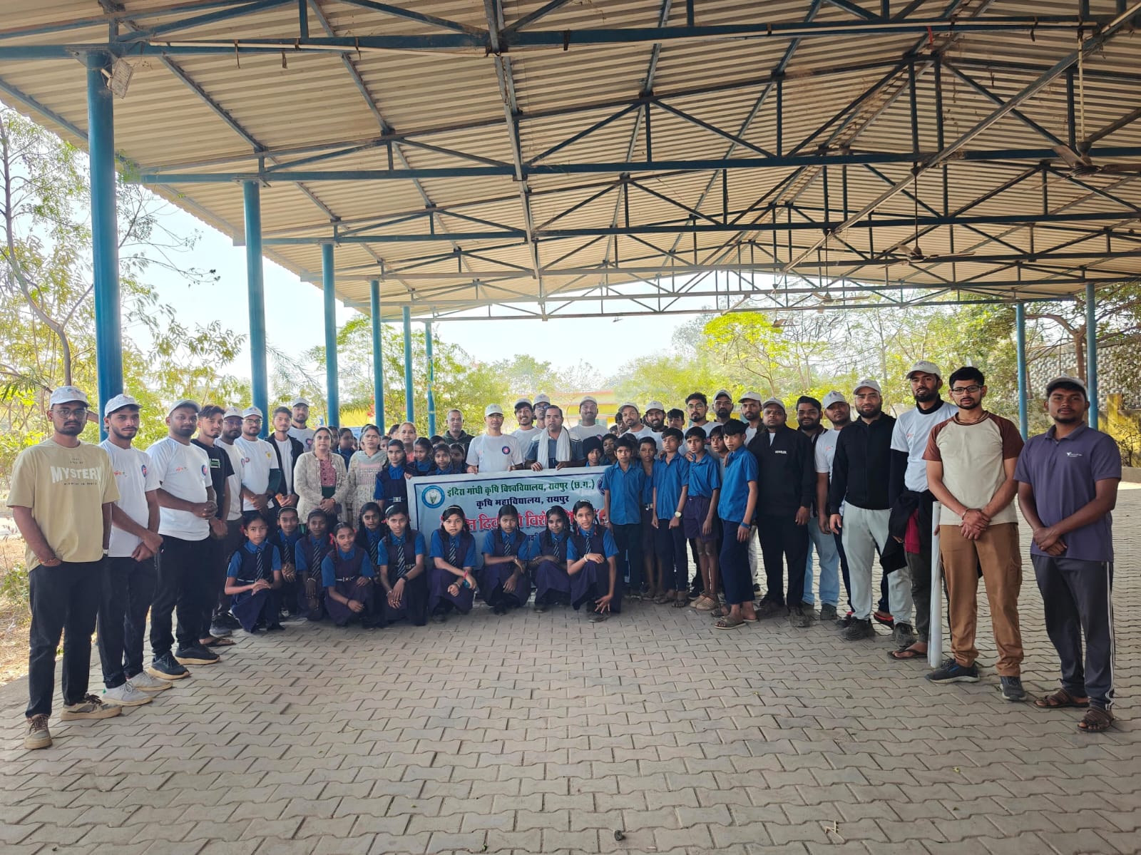 NSS द्वारा विद्यालयों में स्वच्छता अभियान, प्रार्थना सभा में विद्यार्थियों को दिया सफलता का संदेश