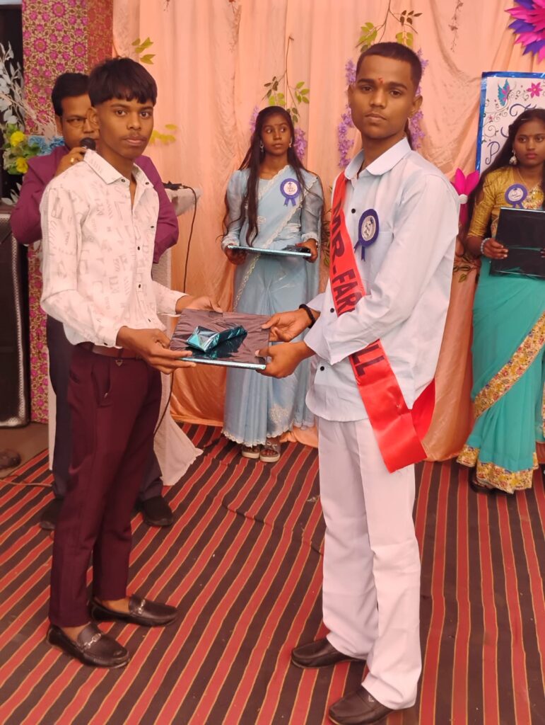 🌸 उरला स्थित अर्पिता चिल्ड्रेन पब्लिक हाई स्कूल में कक्षा दसवीं के विद्यार्थियों को दी गई भावपूर्ण विदाई