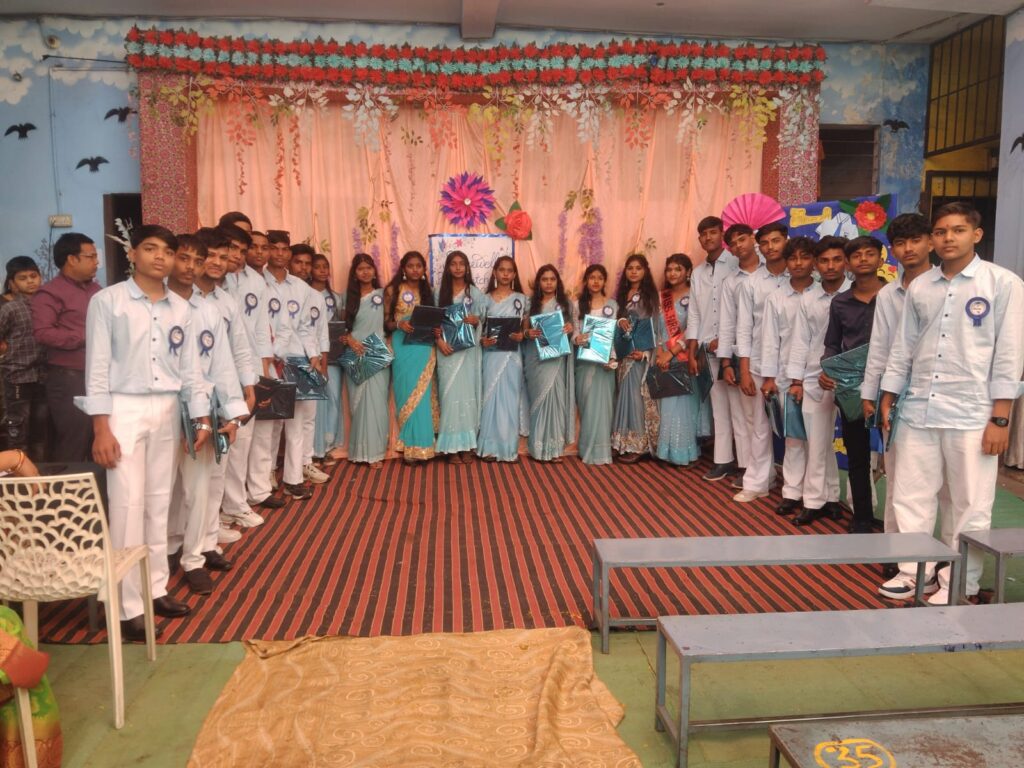 🌸 उरला स्थित अर्पिता चिल्ड्रेन पब्लिक हाई स्कूल में कक्षा दसवीं के विद्यार्थियों को दी गई भावपूर्ण विदाई