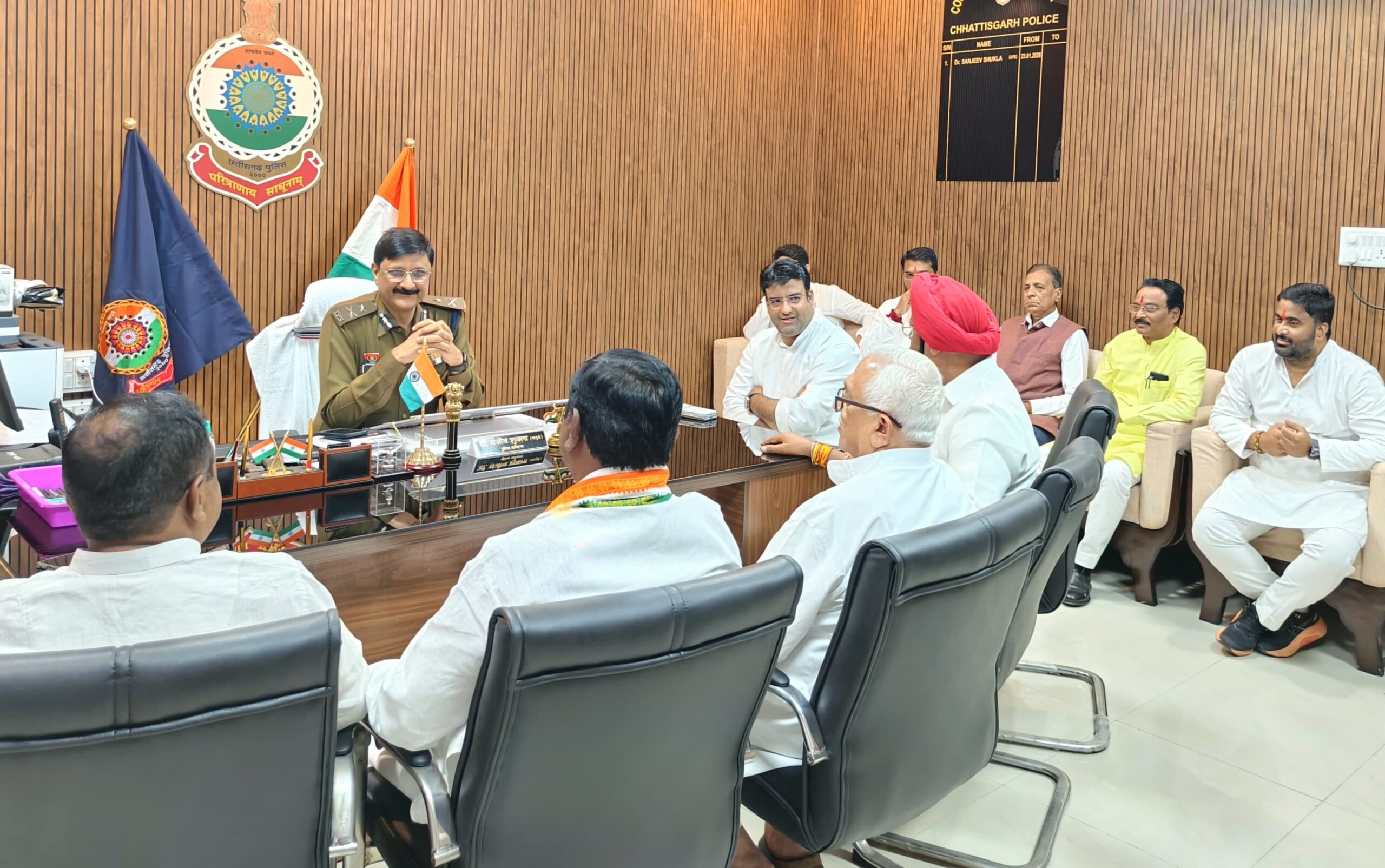 बिगड़ती कानून व्यवस्था को लेकर शहर कांग्रेस का प्रतिनिधिमंडल पुलिस कमिश्नर से मिला, अपराधों पर जताई गंभीर चिंता