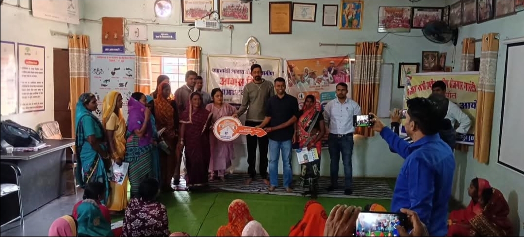 रसनी पंचायत में सीईओ जिला पंचायत का दौरा, आंगनबाड़ी निरीक्षण व महिलाओं को सौंपे आवास की चाबियाँ