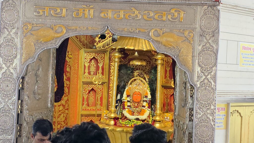 🛕 पावन धरा डोंगरगढ़ में मां बमलेश्वरी का दिव्य दरबार सजा, श्रद्धालुओं का उमड़ा जनसैलाब 🛕