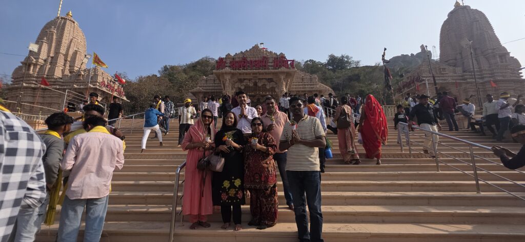 🛕 पावन धरा डोंगरगढ़ में मां बमलेश्वरी का दिव्य दरबार सजा, श्रद्धालुओं का उमड़ा जनसैलाब 🛕