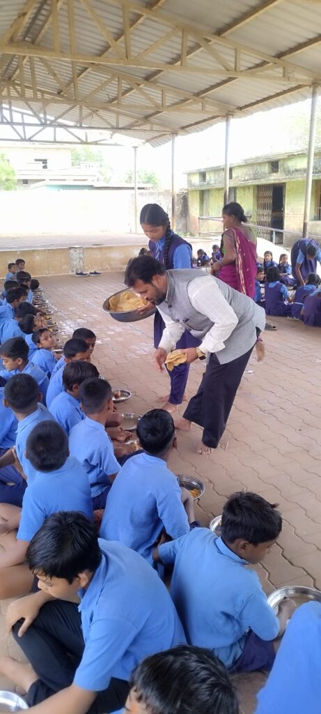 🌸 संघर्ष, शिक्षा और संस्कार की सुंदर मिसाल: बेटी की शादी में बच्चों संग बांटी खुशियां ❤️