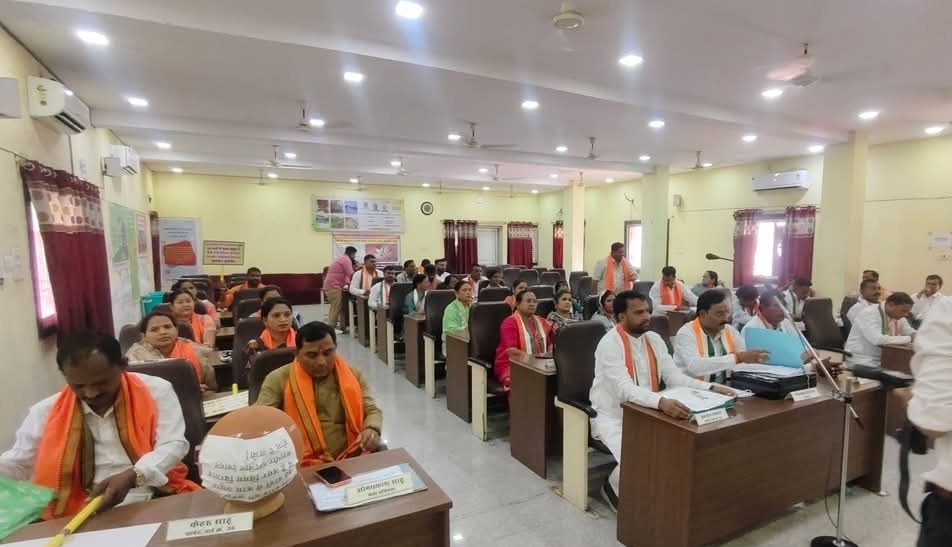 🟥 चौपाल न्यूज इन | रायपुर छत्तीसगढ़ (बीरगांव)🔥 हंगामे, नारों और सियासी टकराव के बीच… पेश हुआ “आखिरी बजट”