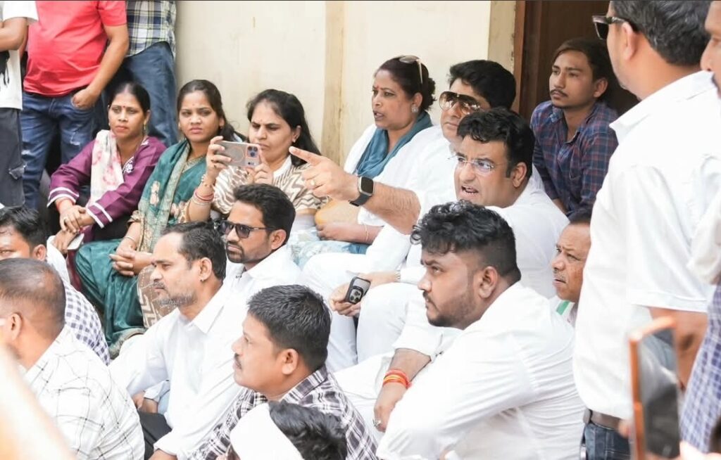 गुढियारी में ‘बिजली संकट’ पर कांग्रेस का हमला — CSEB कार्यालय का घेराव, सुबोध हरितवाल के नेतृत्व में फूटा जनता का गुस्सा