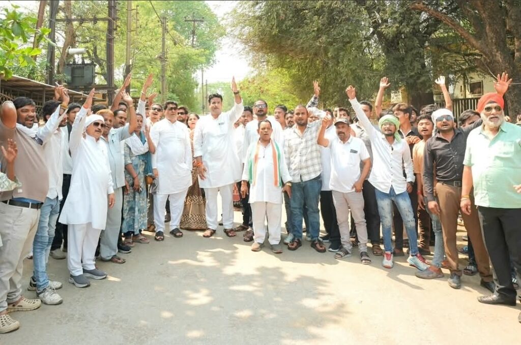 गुढियारी में ‘बिजली संकट’ पर कांग्रेस का हमला — CSEB कार्यालय का घेराव, सुबोध हरितवाल के नेतृत्व में फूटा जनता का गुस्सा