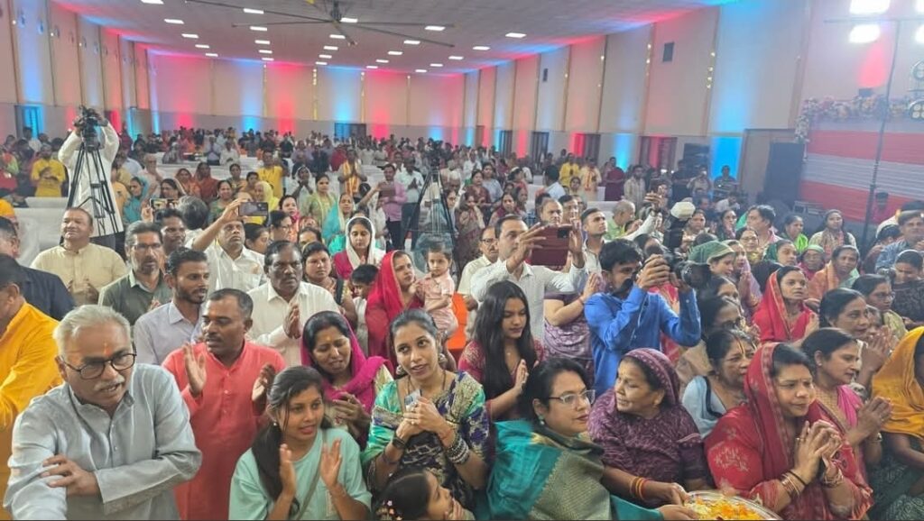 तृतीय दिवस पर भक्ति की गूंज — कथा में उमड़ा आस्था का सागर ✨