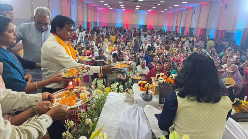 तृतीय दिवस पर भक्ति की गूंज — कथा में उमड़ा आस्था का सागर ✨