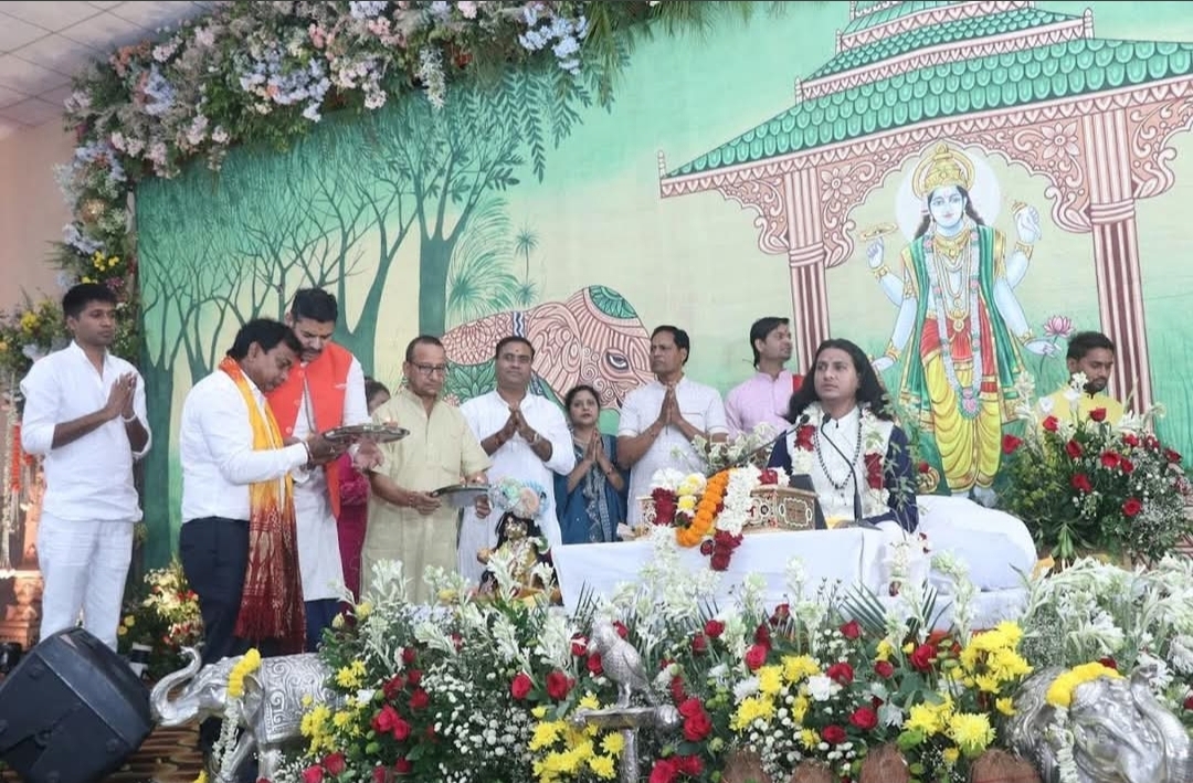 तृतीय दिवस पर भक्ति की गूंज — कथा में उमड़ा आस्था का सागर ✨