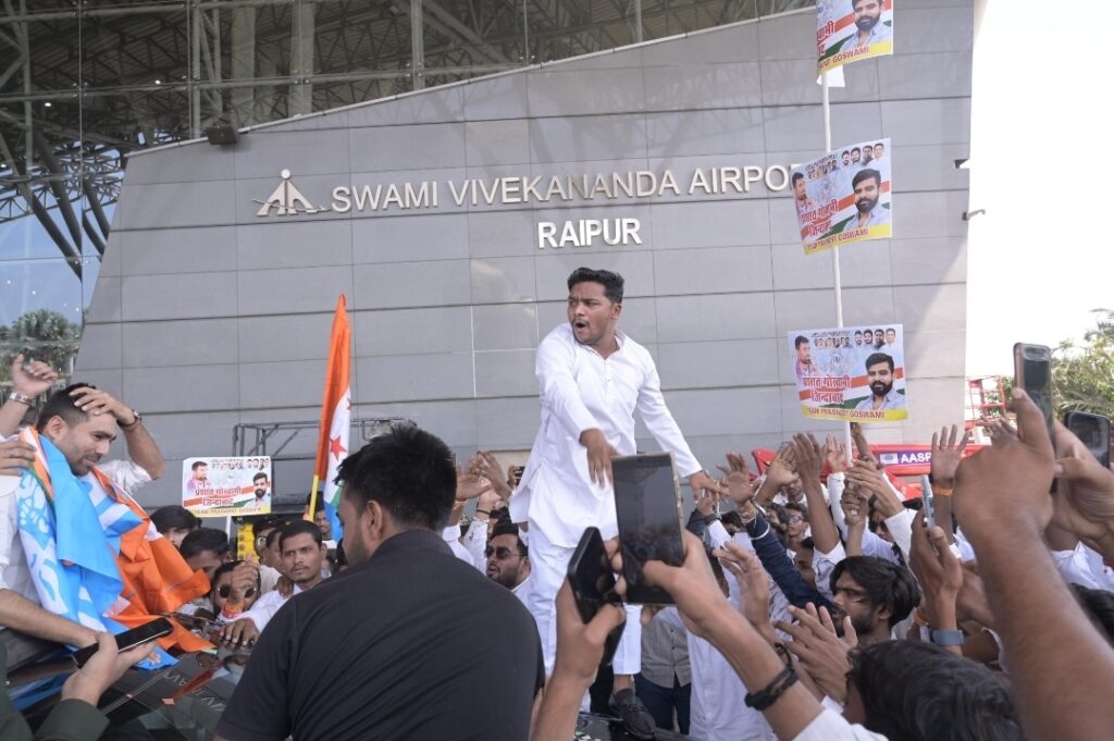 रायपुर विमानतल पर NSUI राष्ट्रीय अध्यक्ष विनोद जाखड़ का भव्य स्वागत