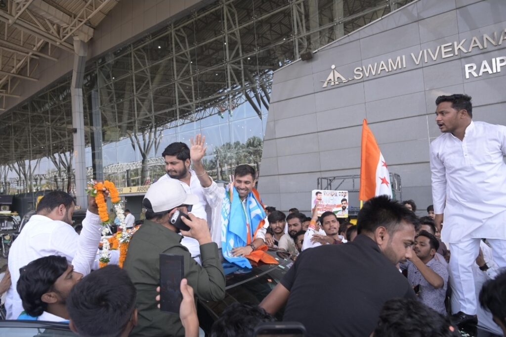 रायपुर विमानतल पर NSUI राष्ट्रीय अध्यक्ष विनोद जाखड़ का भव्य स्वागत