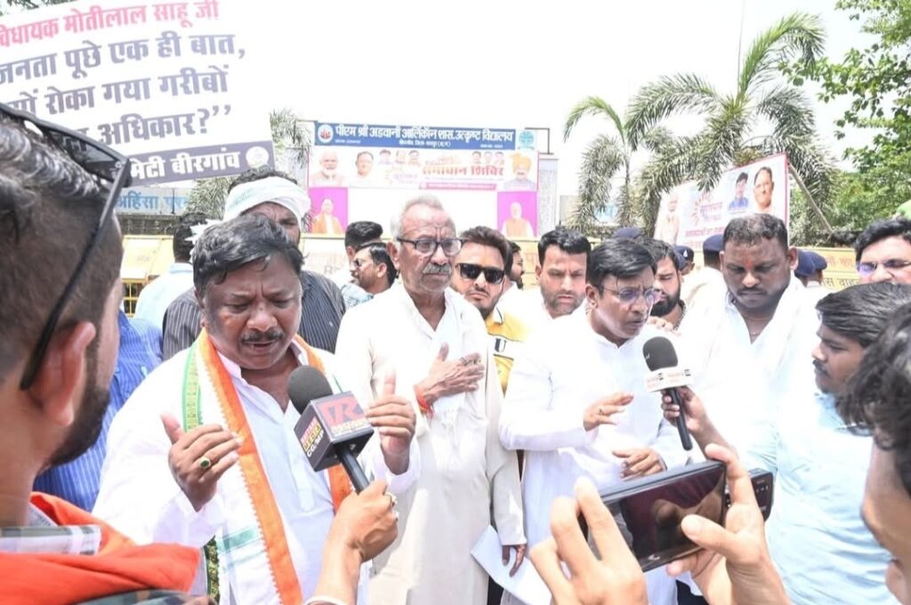 चौपाल न्यूज | रायपुर ग्रामीण के बिरगांव में कांग्रेस का ‘सुशासन तिहार’ के खिलाफ प्रदर्शन, जनसमस्याओं को लेकर निगम आयुक्त को सौंपा ज्ञापन