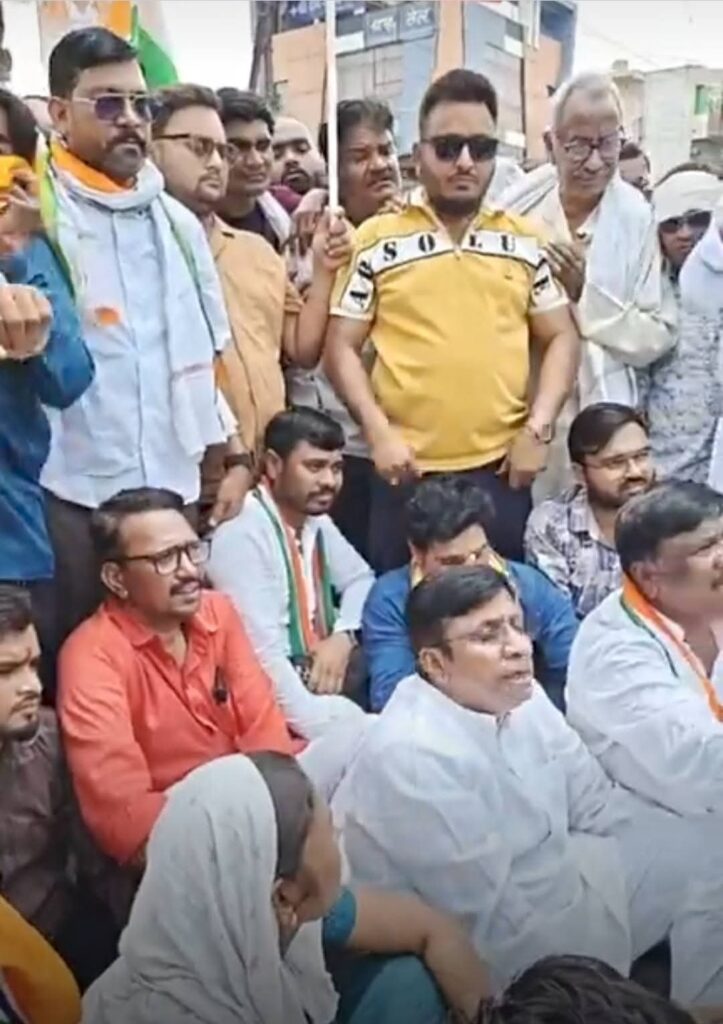 चौपाल न्यूज | रायपुर ग्रामीण के बिरगांव में कांग्रेस का ‘सुशासन तिहार’ के खिलाफ प्रदर्शन, जनसमस्याओं को लेकर निगम आयुक्त को सौंपा ज्ञापन