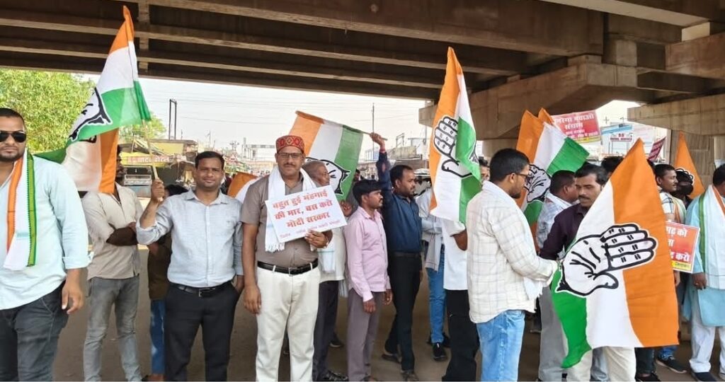 महंगाई के खिलाफ कांग्रेस का पैदल मार्च — मंदिर हसौद से चावला पेट्रोल पंप तक जोरदार विरोध प्रदर्शन