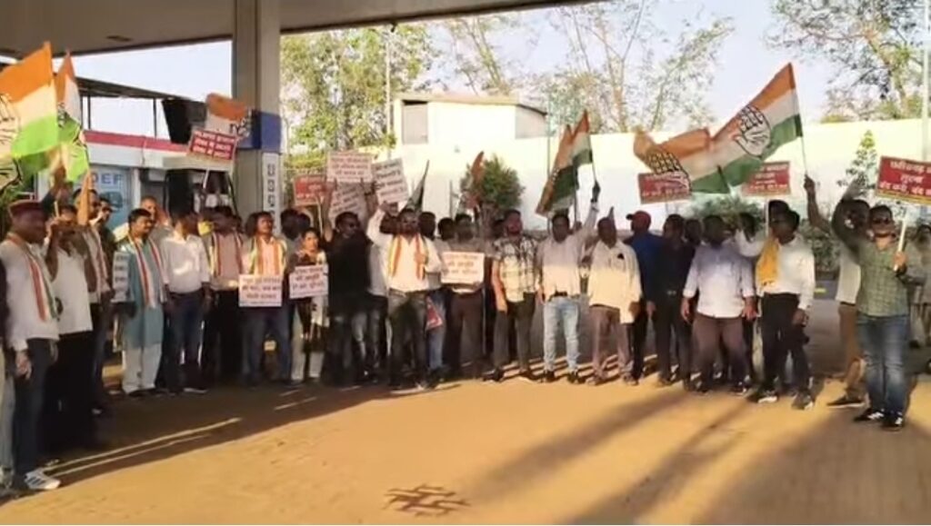 महंगाई के खिलाफ कांग्रेस का पैदल मार्च — मंदिर हसौद से चावला पेट्रोल पंप तक जोरदार विरोध प्रदर्शन