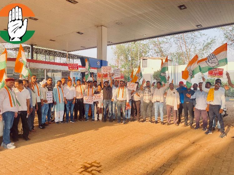 महंगाई के खिलाफ कांग्रेस का पैदल मार्च — मंदिर हसौद से चावला पेट्रोल पंप तक जोरदार विरोध प्रदर्शन