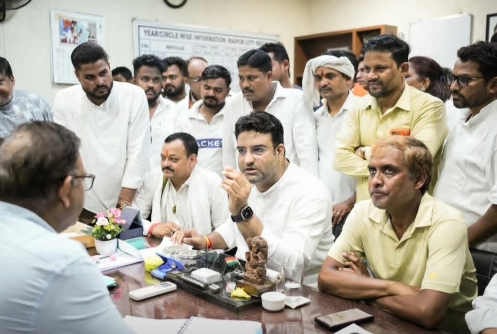 रायपुर पश्चिम विधानसभा में बिजली कटौती के विरोध में कांग्रेस का प्रदर्शन