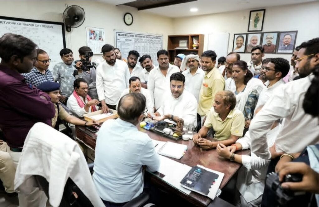 रायपुर पश्चिम विधानसभा में बिजली कटौती के विरोध में कांग्रेस का प्रदर्शन