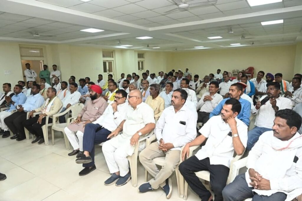 जिला कांग्रेस रायपुर ग्रामीण की महत्वपूर्ण बैठक संपन्न: भाजपा सरकार की विफलताओं को जन-जन तक पहुंचाने का आह्वान