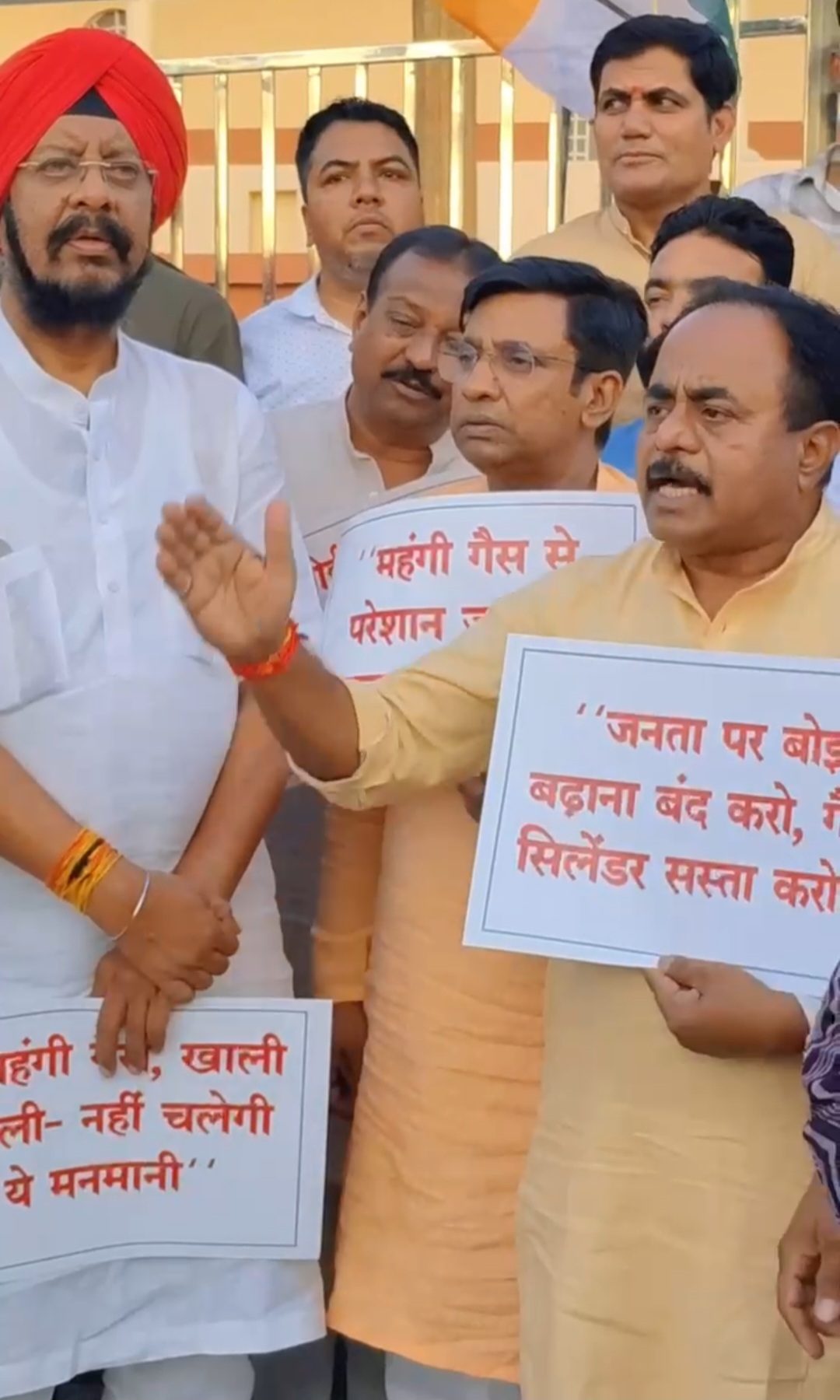 महंगाई पर हल्ला बोल: गैस सिलेंडर की बढ़ती कीमतों के खिलाफ रायपुर में कांग्रेस का उग्र प्रदर्शन