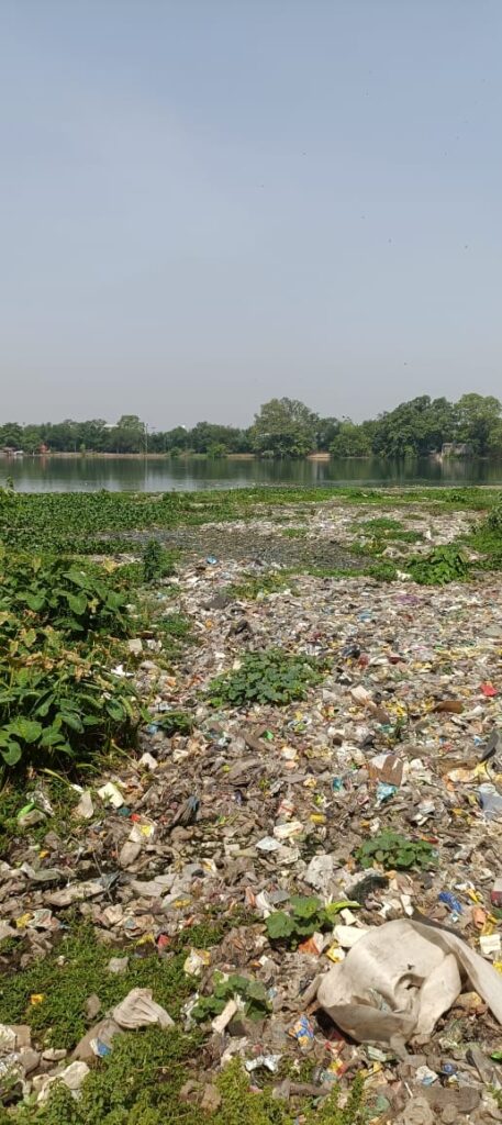 सरजू बांधा तालाब की दुर्दशा पर फूटा जनाक्रोश, कृष्ण मित्र फाउंडेशन ने महापौर से की तत्काल सफाई व गहरीकरण की मांग