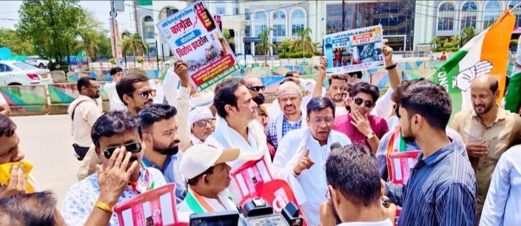 महंगाई और रसोई गैस मूल्य वृद्धि के खिलाफ कांग्रेस का जोरदार प्रदर्शन, इंडियन ऑयल कार्यालय का घेराव