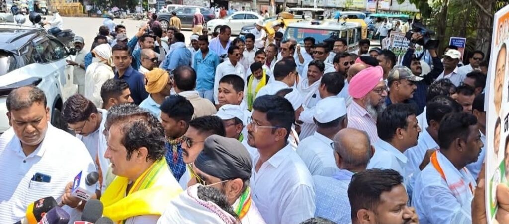 किसानों को खाद-बीज नहीं देने के विरोध में कांग्रेस का कलेक्टर कार्यालय घेराव, भाजपा सरकार पर साधा निशाना