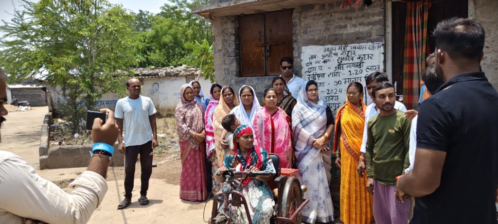बाहनाकाड़ी में भाजपा का जनसंपर्क अभियान, जिला मंत्री जागृति बंजारे ने ग्रामीणों को बताई सरकार की जनकल्याणकारी योजनाएं