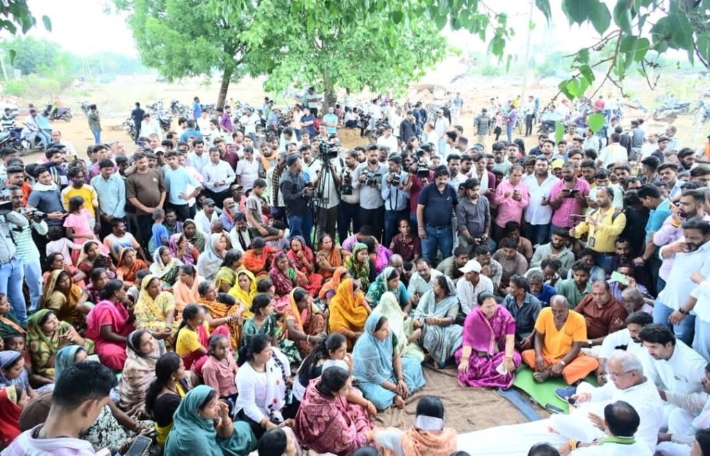नकटी गांव पहुंचे पूर्व मुख्यमंत्री भूपेश बघेल, उजड़े परिवारों से मिलकर कहा— "कांग्रेस न्याय की लड़ाई में हर कदम पर साथ खड़ी है"
