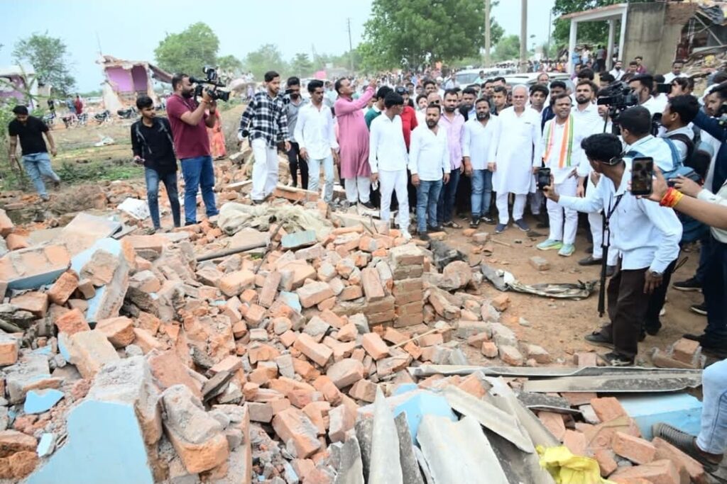 नकटी गांव पहुंचे पूर्व मुख्यमंत्री भूपेश बघेल, उजड़े परिवारों से मिलकर कहा— "कांग्रेस न्याय की लड़ाई में हर कदम पर साथ खड़ी है"