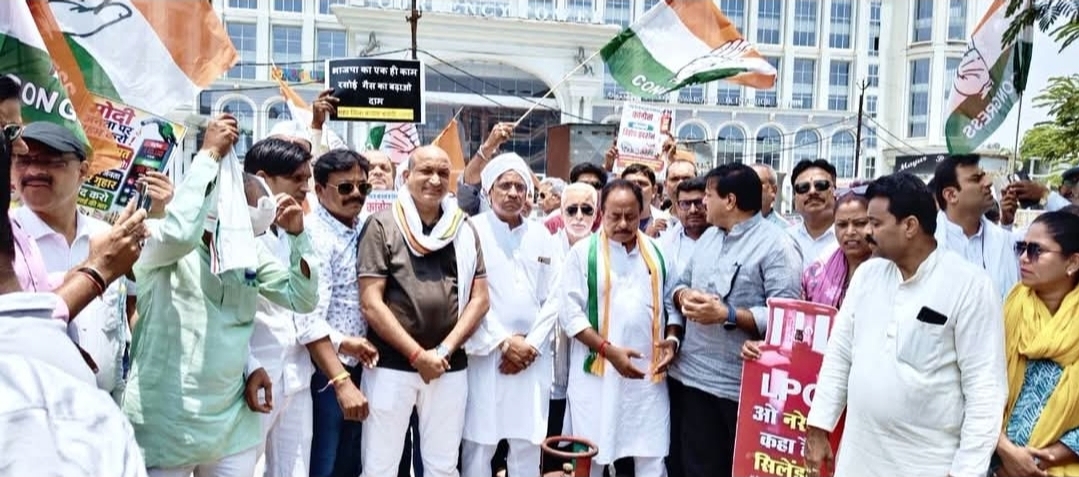 महंगाई और रसोई गैस मूल्य वृद्धि के खिलाफ कांग्रेस का जोरदार प्रदर्शन, इंडियन ऑयल कार्यालय का घेराव