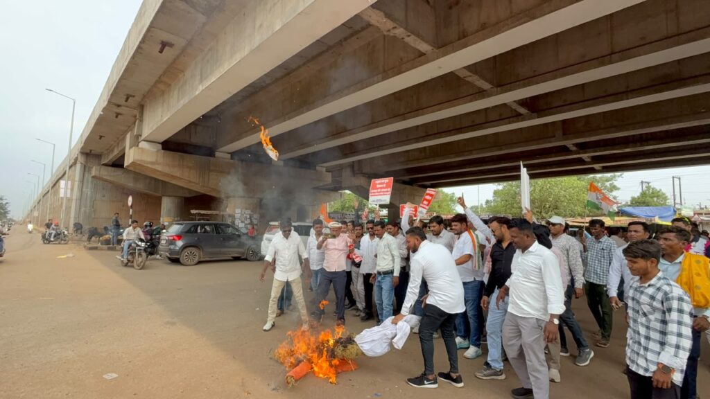 श्रीराम मंदिर चंदा मामले को लेकर चंदखुरी ब्लॉक कांग्रेस का उग्र प्रदर्शन, मोदी का पुतला दहन कर एफआईआर की उठाई मांग