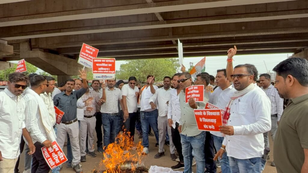 श्रीराम मंदिर चंदा मामले को लेकर चंदखुरी ब्लॉक कांग्रेस का उग्र प्रदर्शन, मोदी का पुतला दहन कर एफआईआर की उठाई मांग